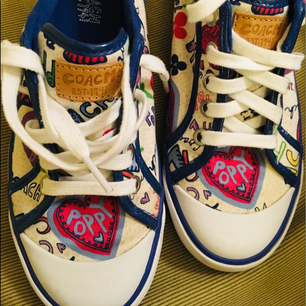 Coach size 6 1/2 graffiti poppy heart